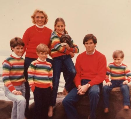 da direita, Rhett Broderick, Dan Broderick, Lee Broderick, Daniel Jr Broderick, abaixo, Betty Broderick, acima e Kim Broderick.