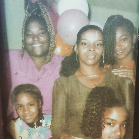   Taunya con le sue sorelle e la madre