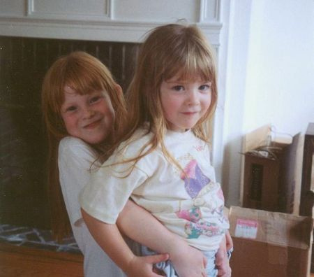   Lois ha due figli con il coniuge Tom.