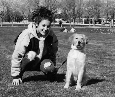 Maria Pedraza com seu cachorro Eeeella