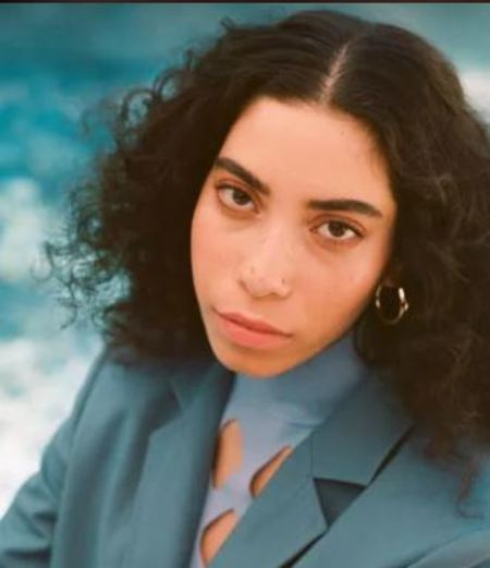 Además, la hermana de Cameron Boyce también ha modelado para varias organizaciones sin fines de lucro. a actuar y trabajar para organizaciones benéficas Cameron Boyce's sister, Maya Boyce has also posed as a model.