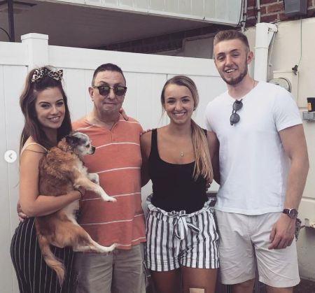 Natalie con su padre y hermanastros