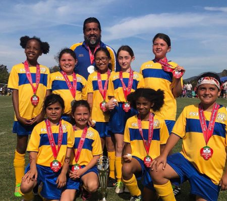 zoie es jugadora de fútbol en la escuela