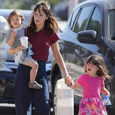 Elsie Otter com sua mãe Zooey e irmão Charlie