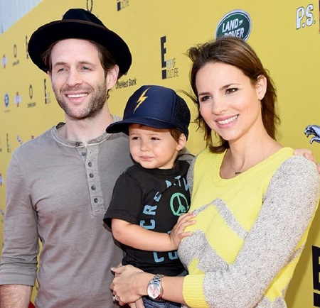 Jill Latiano y su esposo Glenn Howerton con su hijo mayor Miles Howerton