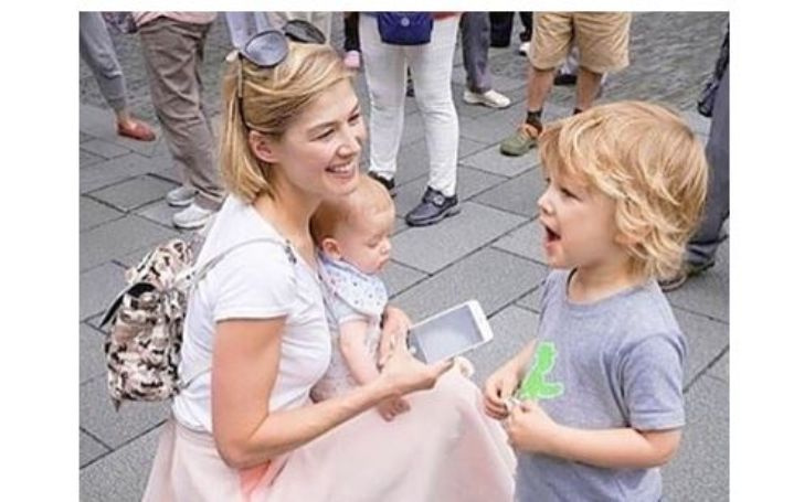El hijo de Rosamund Pike, Solo Uniacke: datos interesantes sobre él