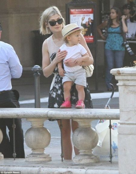 La actriz de Gone Girl Rosamund Pike con ella y su pareja, Robie Uniacke's son Solo Uniacke