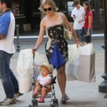 Solo Uniacke con su madre, la actriz Rosamund Pike