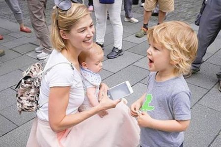 Solo Uniacke con su madre Rosamund Pike y su hermano Atom