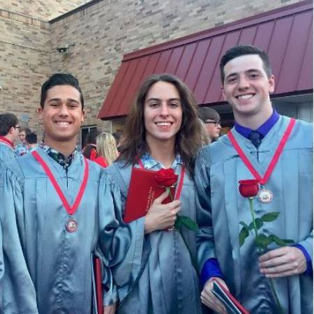Músico estadounidense Sam Kiszka en el día de la graduación