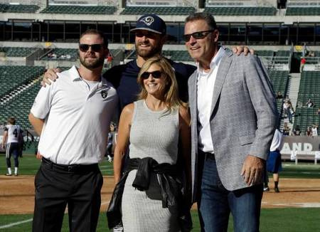   Diane Addonizio con i suoi figli, Howard Jr (a sinistra), Chris Long (al centro) e il marito, Howie Long