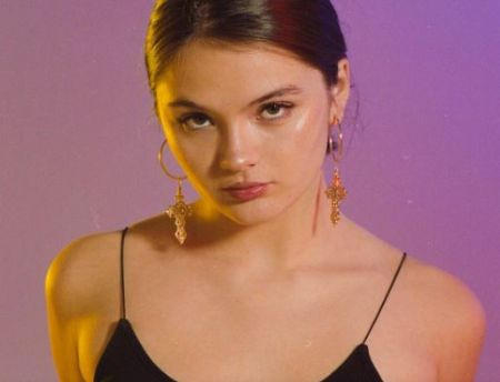   PEN15 attore Jonah Beres' older sister and Art Therapy actress Simone Beres.