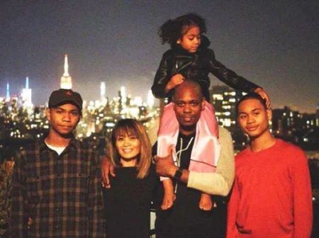 Ibrahim Chappelle con sus padres y hermanos