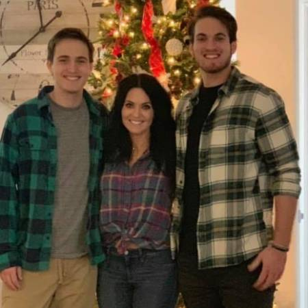   Kristi Branim Fox con sus hijos