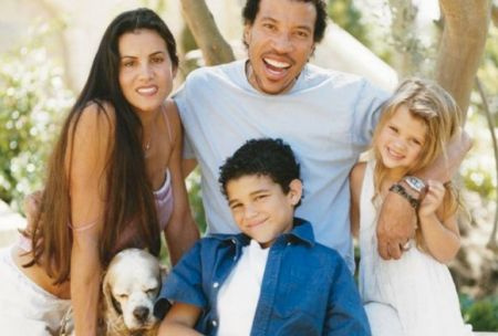 Lionel Richie con segunda esposa e hijos