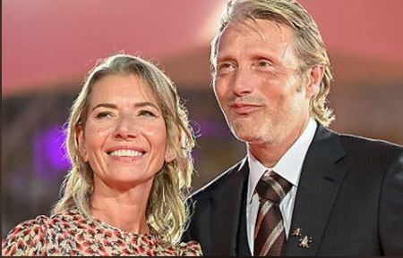   Mads Mikkelsen y Hanne Jacobsen se casaron en diciembre de 2000 y juntos tienen dos hijos.