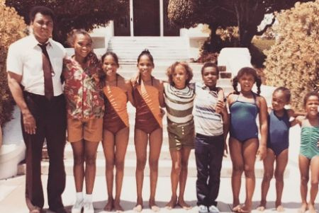 Jamillah Ali avec ses frères et sœurs et son père