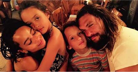 Jason Momoa diz que quer que sua filha, Lola, seja como sua enteada, Zoe; talentosa, amorosa, aberta e próxima de sua família.