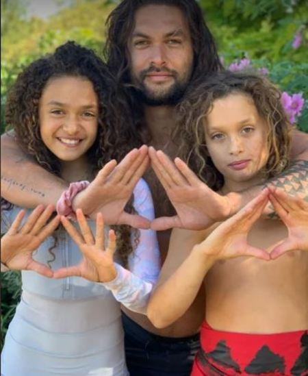 Jason Momoa diz que está bem com Lola e seu irmão com eles assistindo super-heróis e assim por diante.