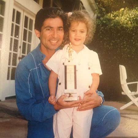 Khloe Kardashian con su padre Robert Kardashian