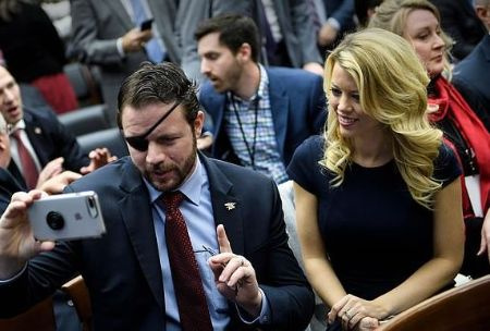   membro della Camera dei rappresentanti degli Stati Uniti dal Texas's 2nd district, Dan Crenshaw with his wife and a former dental hygienist, Tara Blake.