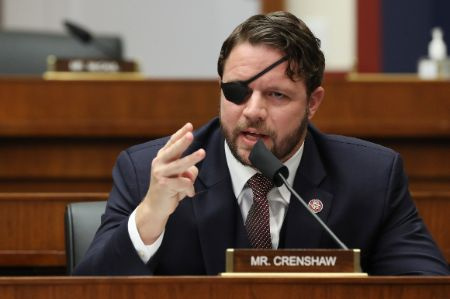   l'ex ufficiale del Seal Team 3 Dan Crenshaw.
