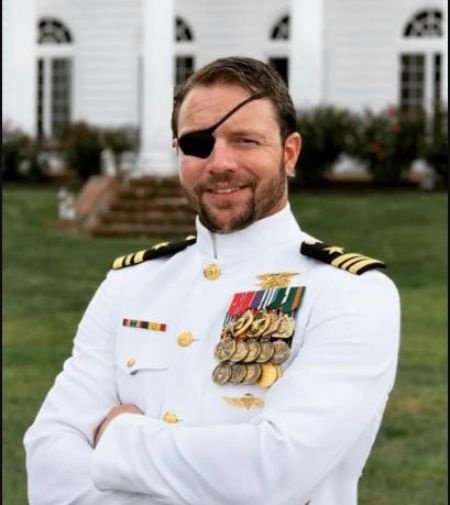  Ex ufficiale dell'esercito americano nato nel Regno Unito e Tara Blake's husband, Dan Crenshaw.