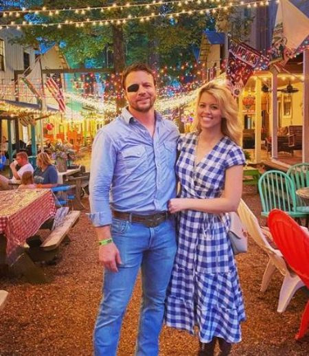   Pro Trump, Dan Crenshaw con sua moglie ed ex igienista dentale, Tara.