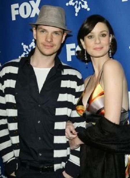 Josh está casado con Sarah desde hace mucho tiempo.