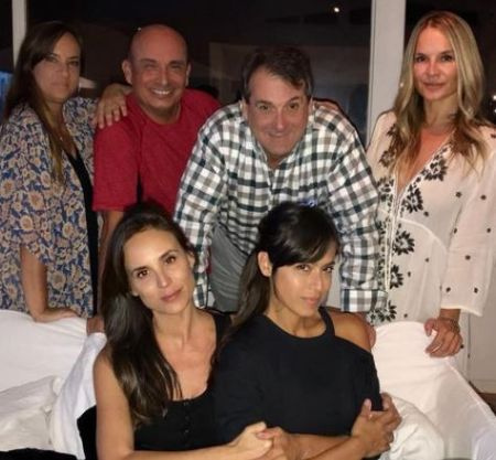 Ex-fotógrafo de Stills e Cary Elwes' wife, Lisa Marie Kurbikoff, middle left, with her siblings and father.