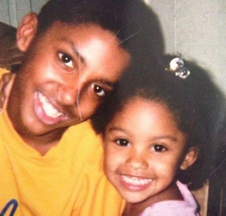   Ariana con il suo defunto fratello da bambina.