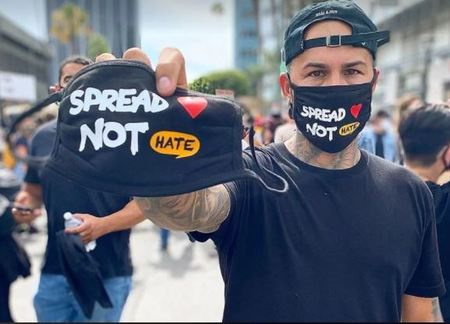 Derek durante o protesto