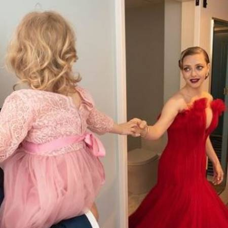 A estrela americana Nina Sadoski Seyfried e sua mãe Amanda Seyfried