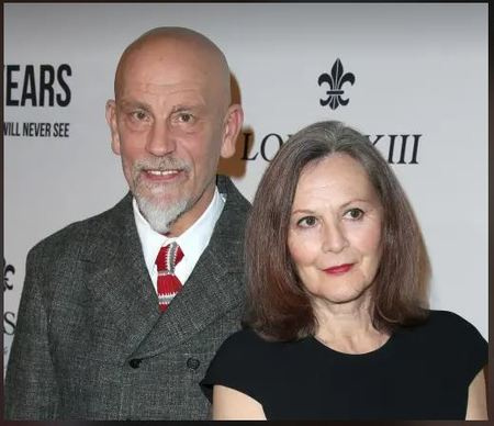 Nicoletta Peyran conoció a su esposo John Malkovich en el set de The Sheltering Sky (1990) en el norte de África.