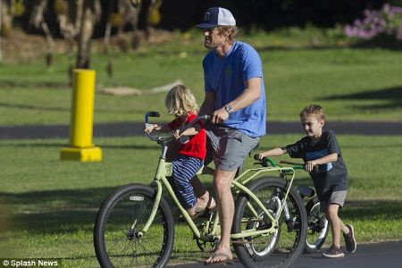 Caroline Lindqvist ex-namorado com seus dois filhos