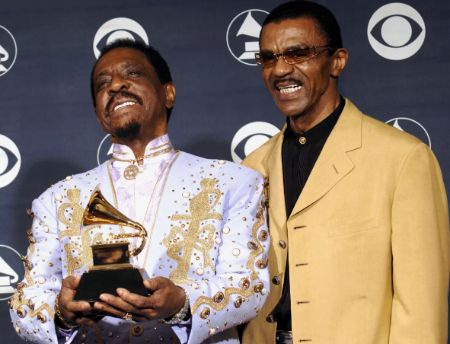 Ike Turner Jr. com seu pai ao receber um Grammy