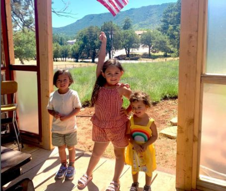   Mia e Chris's children. 