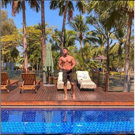   Zeeko ha un'altezza di 6 piedi e 5 pollici