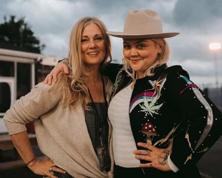   Re di Londra's daughter is a famous singer and songwriter