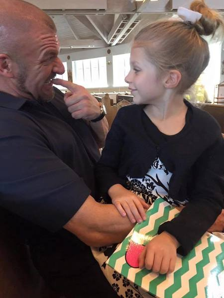 Murphy Levesque com seu pai, Paul Triple H Levesque