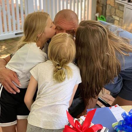 Murphy Levesque com suas irmãs e seu pai, Triple - H