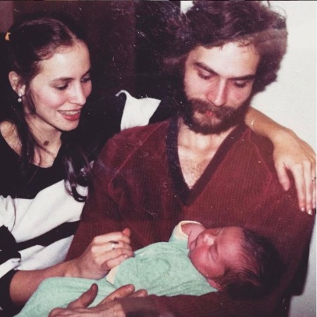Alexis Knapp pai segurando-a quando ela era bebê enquanto sua mãe observa.