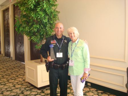 Ira Peskowitz riceve un premio dal suo dipartimento di polizia