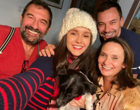 Alexander Dobrev con su familia, padre, madre y hermana Nina