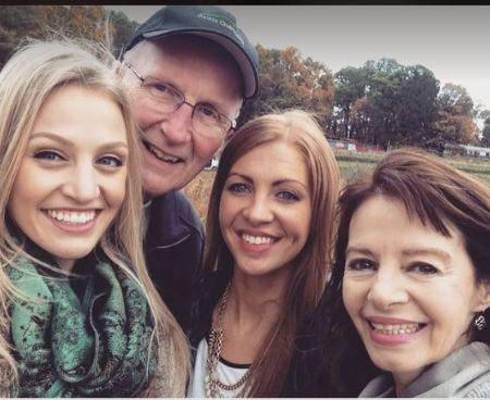   La giornalista di Fox News Carley Shimkus con suo padre, sua sorella e sua madre
