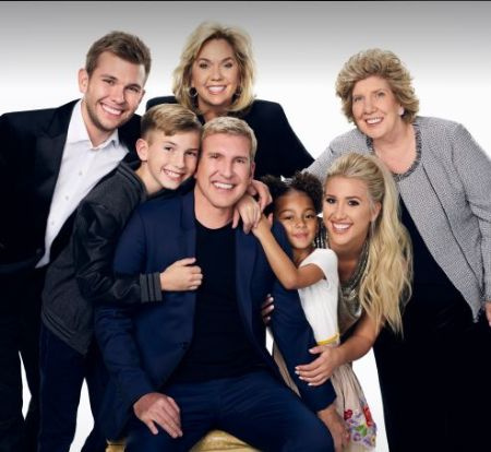   Il figlio di Gene Raymond Chrisley, Todd, la sua vedova, Faye, all'estrema destra, ei suoi nipoti
