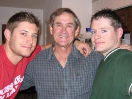  Joshua Ackles con el padre Alan y el hermano Jensen
