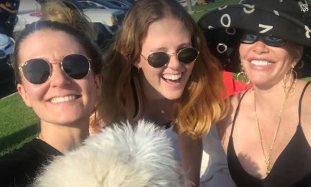   Studentessa d'arte, Raine Finley, nel mezzo con la sorella maggiore, Wynter e la madre attrice, Tawny Kitaen.