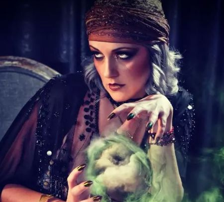   L'investigatrice paranormale Susan Slaughter nei panni della strega nel film del 2018 The Ouija House