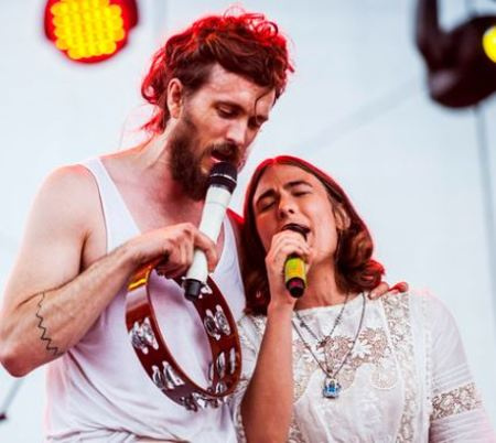Jade Castrinos foi membro de Edward Sharpe e Magnetic Zeroes de 2005 a 2015.
